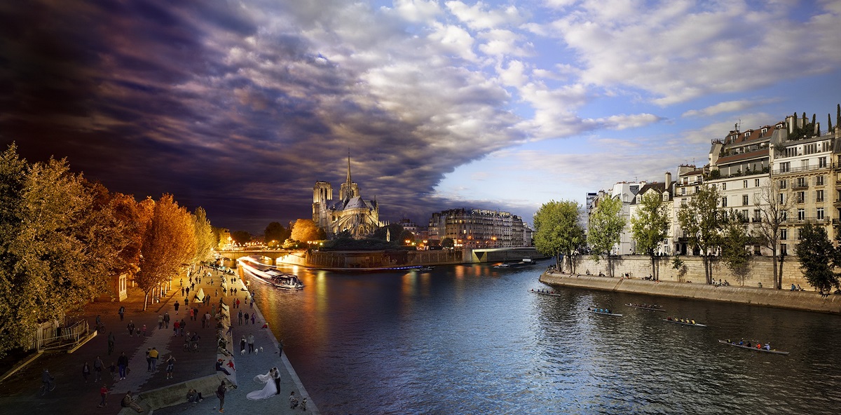 Photographie de Notre Dame de Paris depuis le pont de la tournelle, série Day to Night de Stephen Wilkes, qui montre grâce à un photomontage le jour et la nuit dans un même paysage.